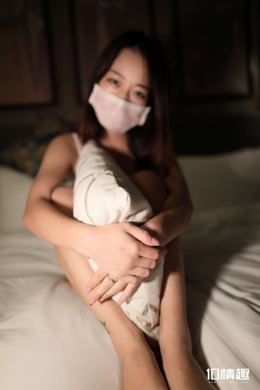 他含着她的乳奶揉搓揉捏h